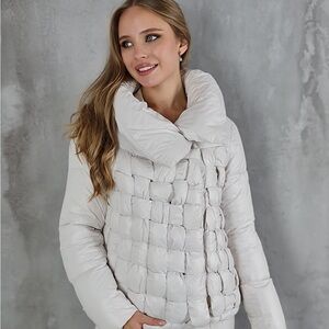 Stylish cream Puffer Jacket, Monte Cervino ( made in Italy) size S, brand new